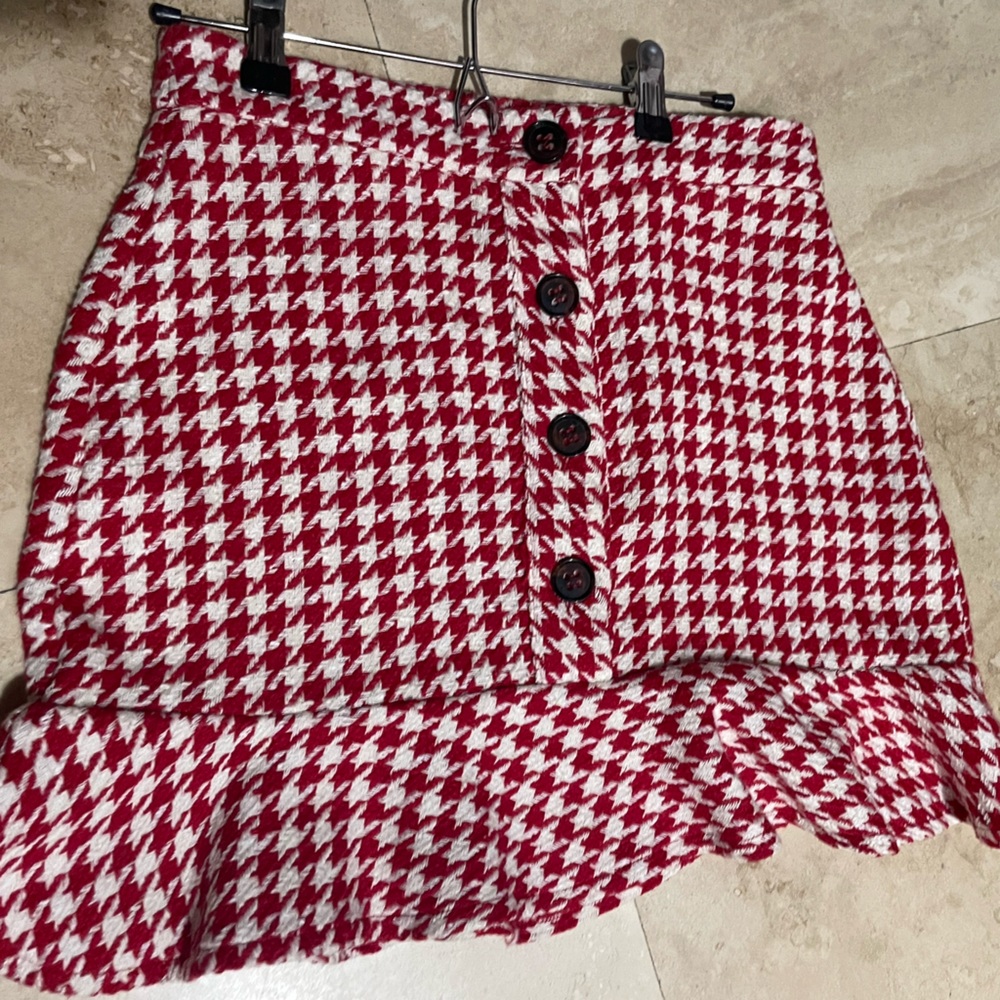 Zara skirt | Size small | red and white houndstooth | Never worn | brown buttons